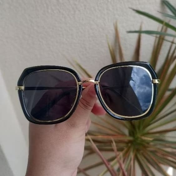 Óculos de Sol Feminino com Detalhes em Dourado – Elegância e Estilo para Todos os Momentos