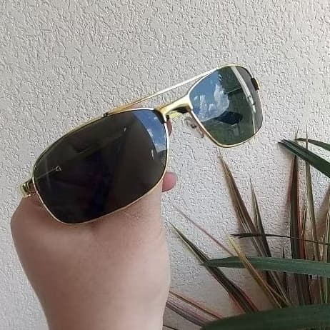 Óculos Aviador Unisex com Detalhes Dourados – Estilo e Proteção UV para Todos os Momentos