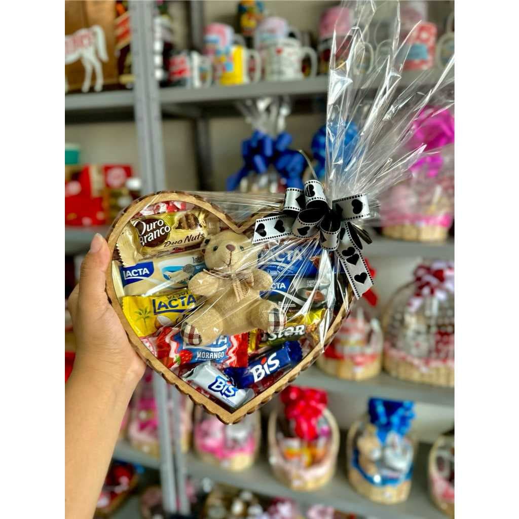 Cesta para presente Coração com chocolate e Pelucia Namorada, Aniversário, Presente Amigo, Amiga