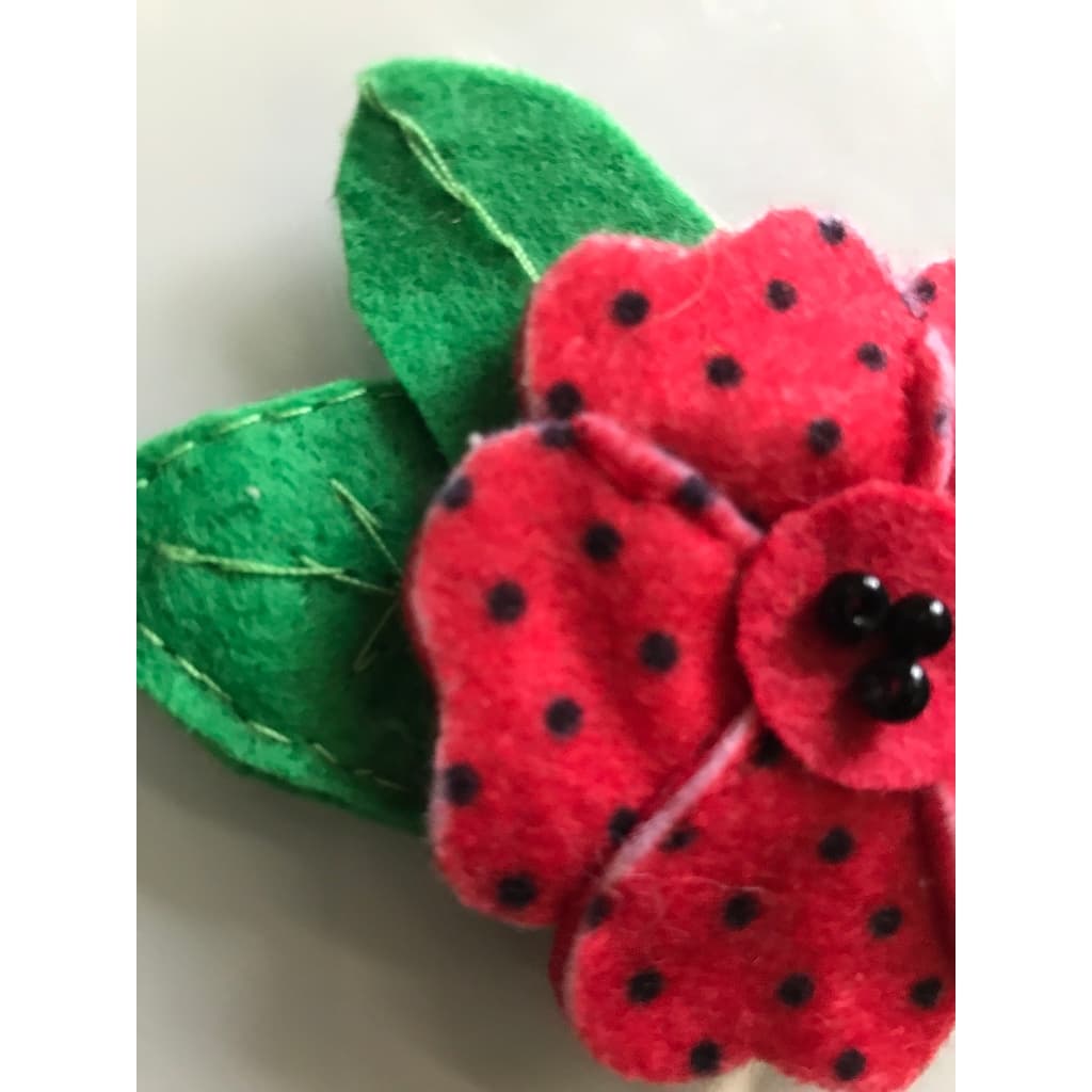 Ímã de Geladeira Artesanal Florzinha e Detalhes Costurados à Mão