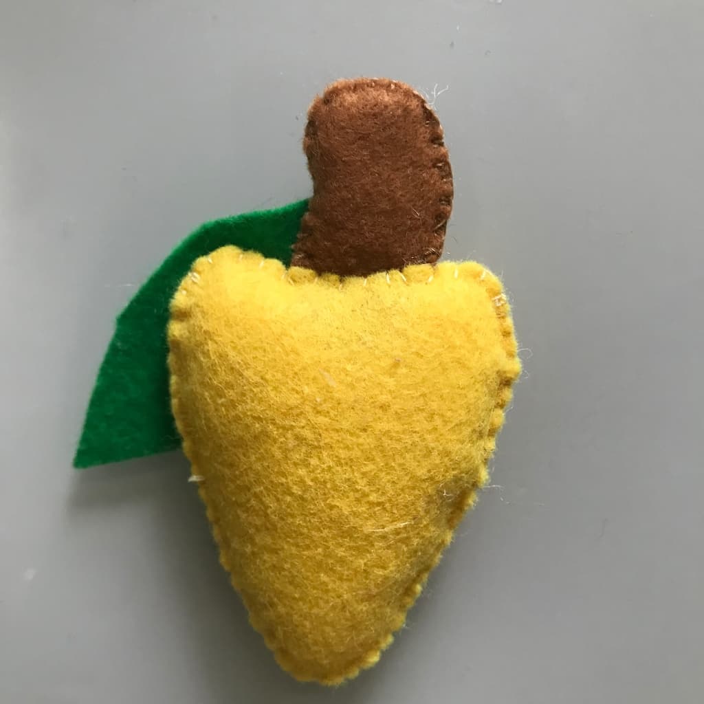 Ímã de Geladeira Artesanal Cajuzinho com Florzinha Detalhes Feitos à Mão