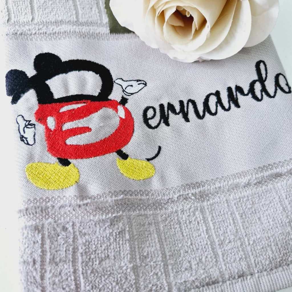 Toalha de Boca Bordada Letra Inicial Mickey e Nome