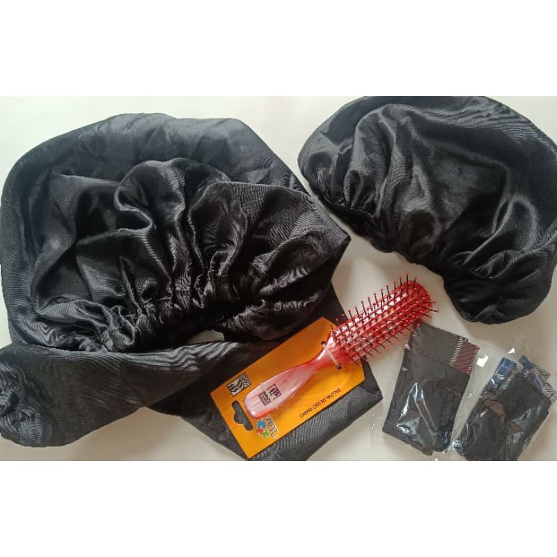 Kit com touca secadora, touca de cetim, 2 toucas de meia e escova de cabelo