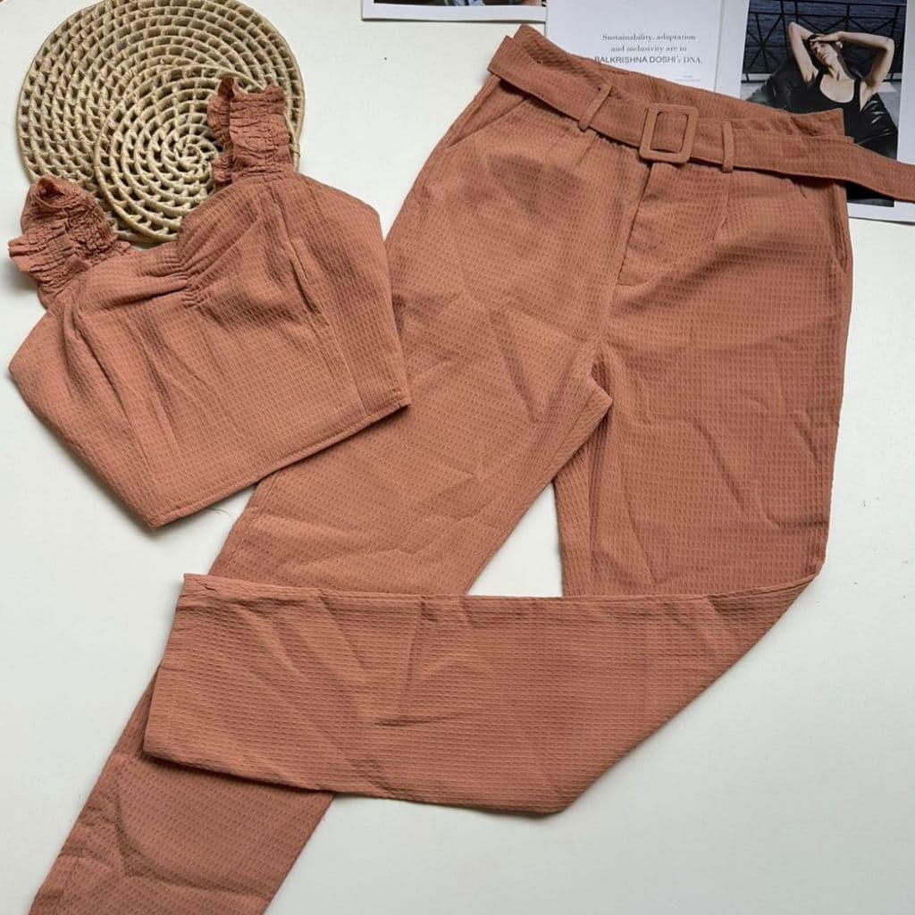 Conjunto Feminino Tecido Pique Top e Calça reta com Cinto