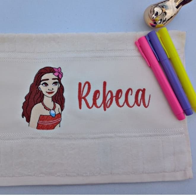 Toalha Bordada Personalizada Voltas Aulas da Moana Infantil