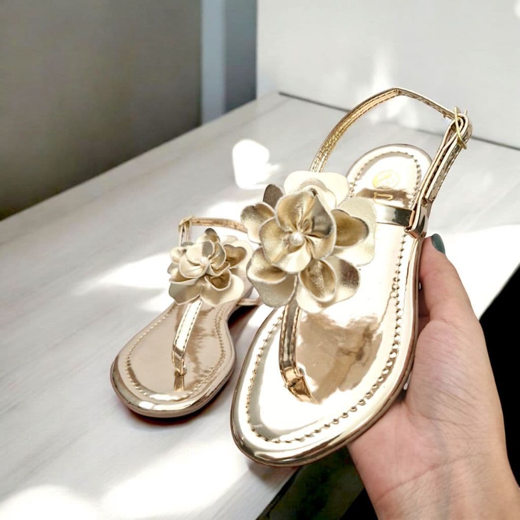 Sandália Rasteira Juvenil/Infantil Feminina Dourada de dedo com Flor Elegante