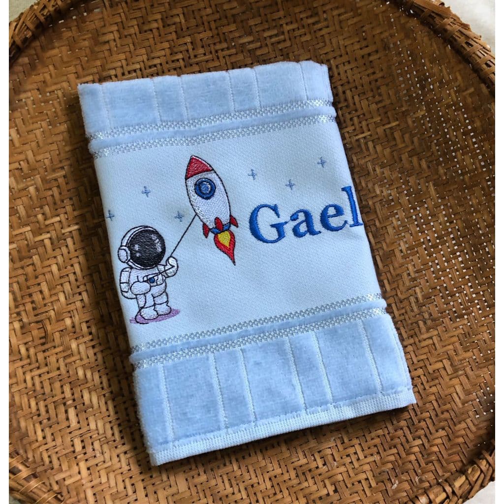 Toalha bordada astronauta personalizada com nome enxoval bebê menino