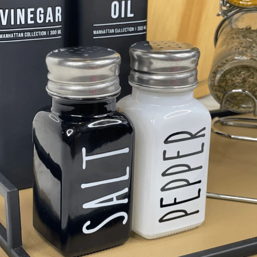 Conjunto Saleiro e Pimenteiro de vidro preto e branco 2 peças
