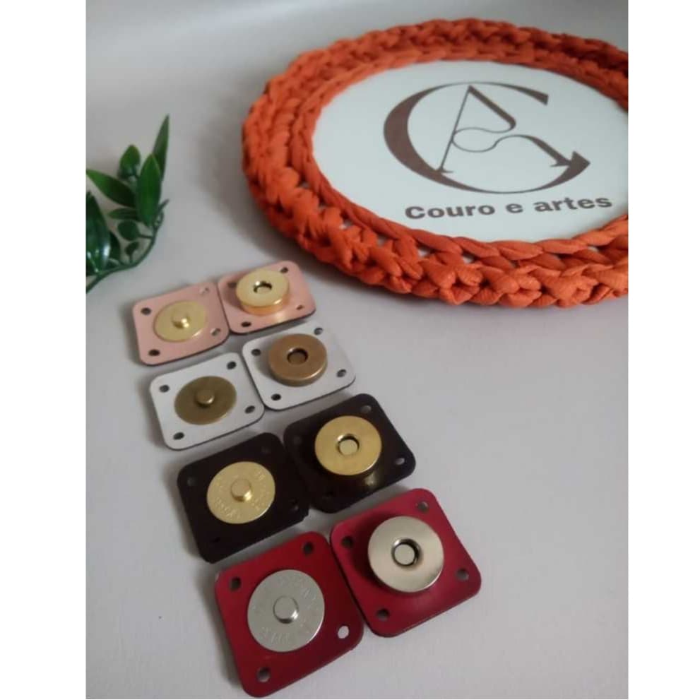 Botão Imantado 18 MM com Base em Couro Sintético com Detalhe em Prata 5 UND