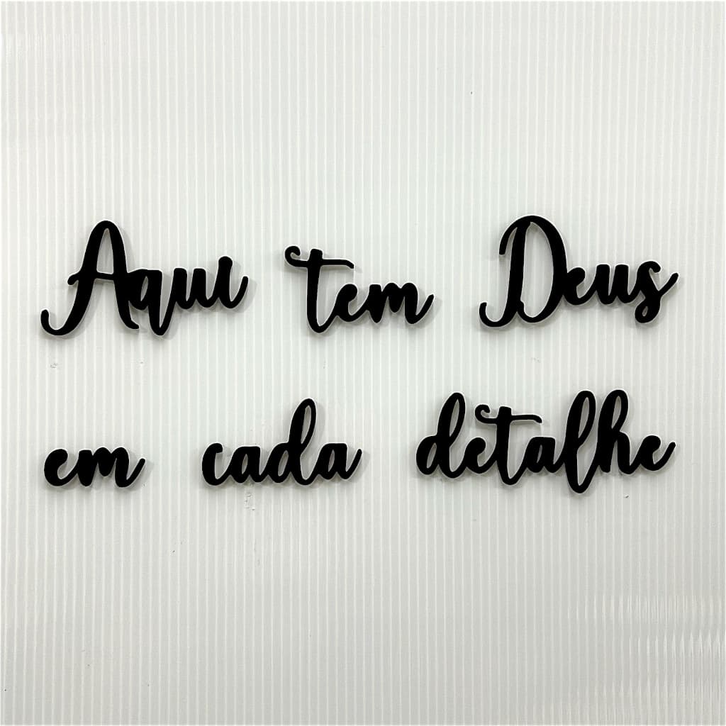 Frase Decorativa Aqui tem Deus em cada Detalhe feito em MDF Preto de 3mm Decoração Parede