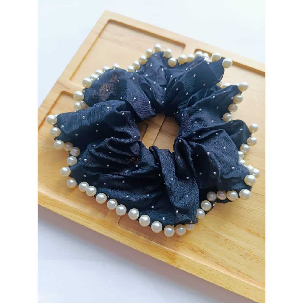 Xuxinhas de Organza com Brilho e Pérola (Scrunchies) Xuxinha