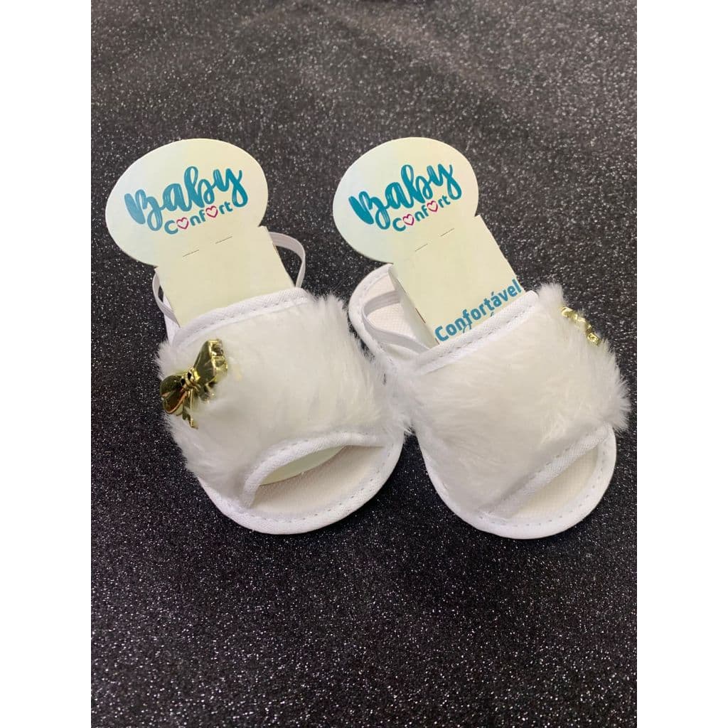 Sapatinho de bebê recém nascido - Pantufa de pelúcia branca com enfeite de lacinho dourado Feminina