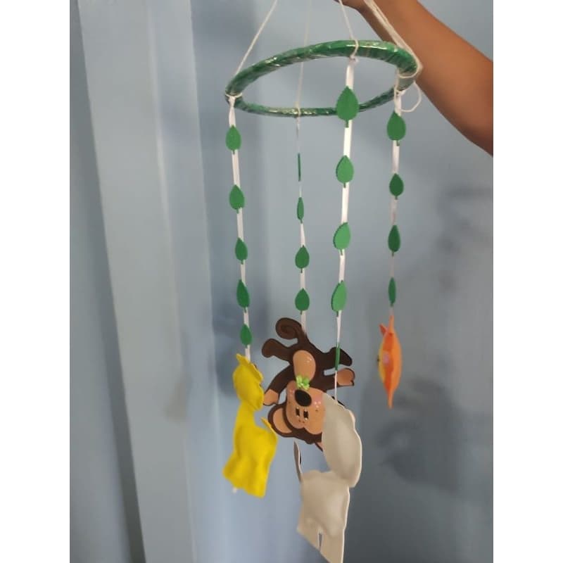 Mobile decorativo com animais em Eva