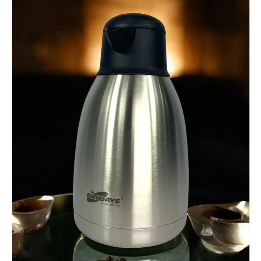 Garrafa Térmica Inox 1,5L com detalhes em preto.