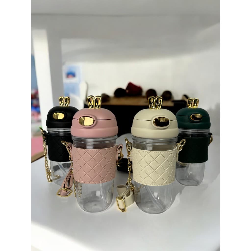 Garrafa "Rabbit Cup" com Design Decorativo e Corrente Dourada