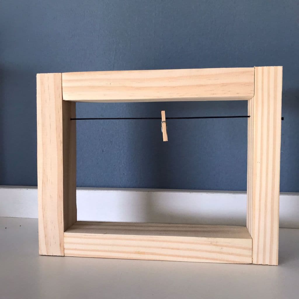 kit com 30 porta retrato horizontal 13x16cm  rústicos vazados  estilo varal de pinus com prendedor madeira pinus.