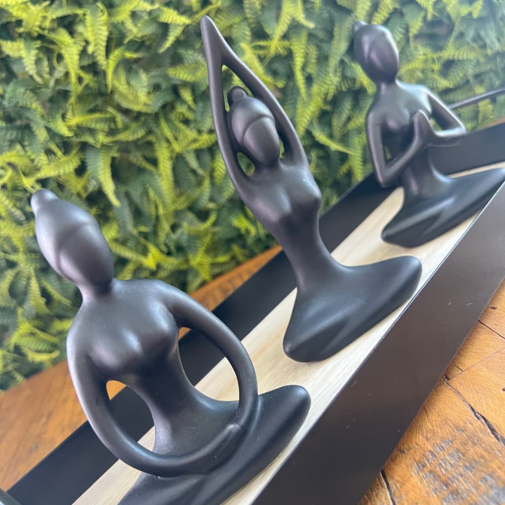 Estátua Enfeite Decorativo Posição De Yoga/ Meditação/ Namastê/ Flor de Lótus Branco/ Preto Presente