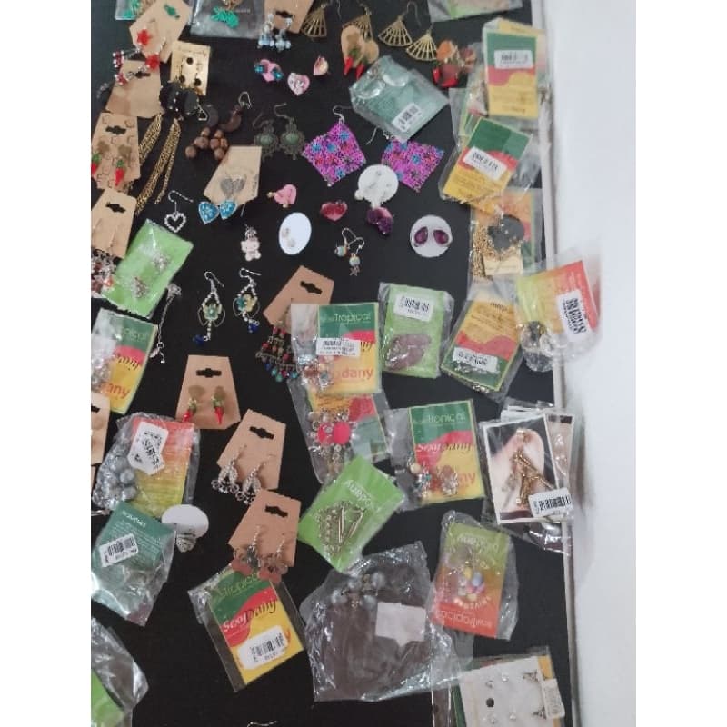 Kit 30 Bijuterias Sortidas FOTOS REIS COMPRE CONSCIENTE PODENDO CONTER Tiaras Pedrarias Aneis Colares Brincos Chav