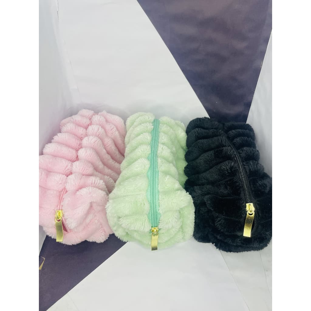 Nécessaire de Pelúcia Fofa- Organize seus Itens com Maciez e Estilo Diversas Cores