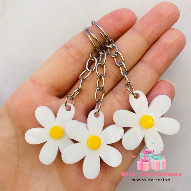 Mini chaveiro margarida em resina | Lembrancinha para aniversário e festa | Kit 10 a 40 unidades