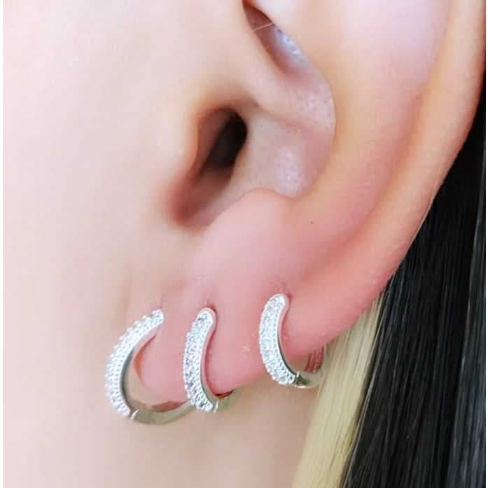 Brinco  de argolas cravejadas de Zirconia   com pedras delicadas Elegancia e Beleza