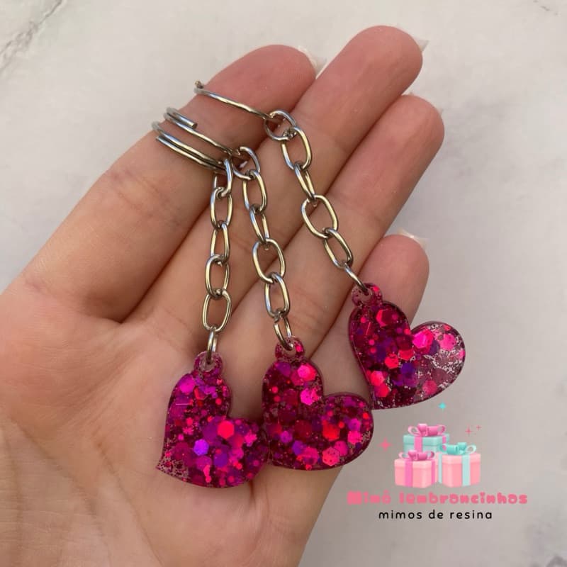 Mini chaveiro coração pontudo em resina | Lembrancinha para aniversário e festa | Kit 10 a 30 unidades