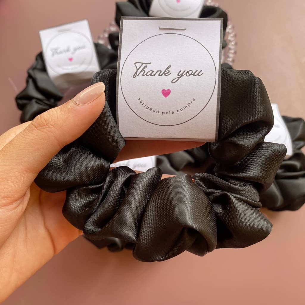 tag personalizada + scrunchie de cetim, mimos para cliente e lojistas, rabicó chuquinha