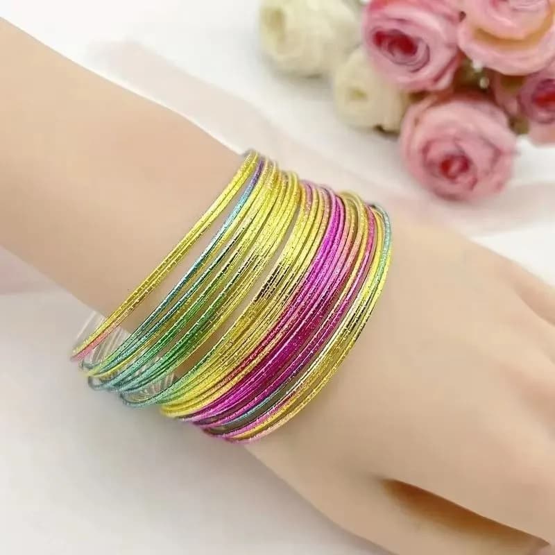 Conjunto de pulseiras infantis com 8 anéis de metal coloridos.