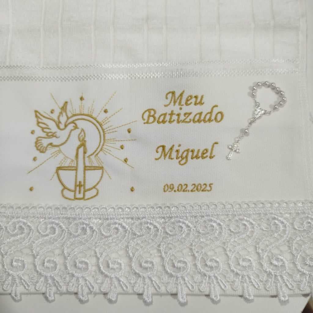 Toalha de batismo batizado com renda e mini terço
