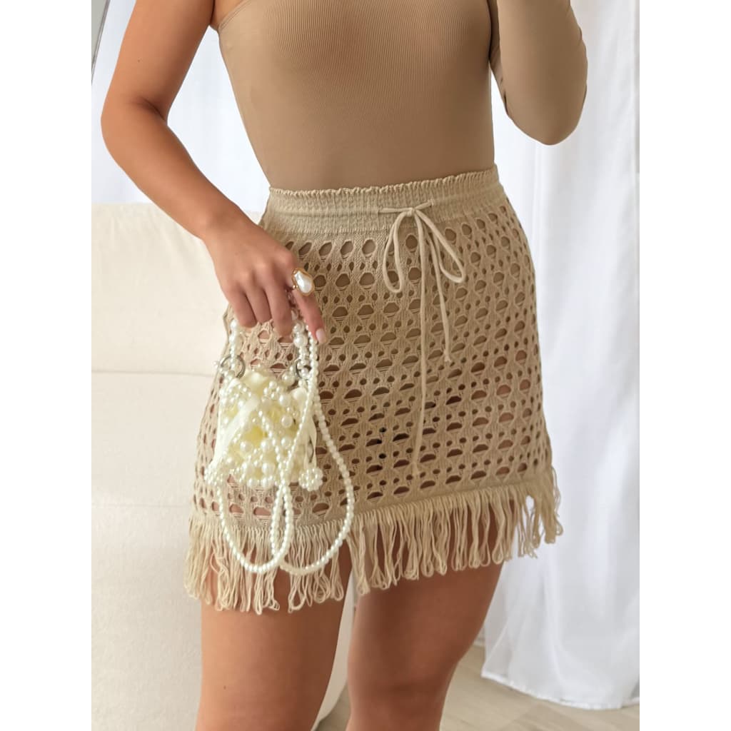 Saia Feminina Tricot Verão com Franjas, Detalhes Vazados e Cordão Ajustável na Cintura