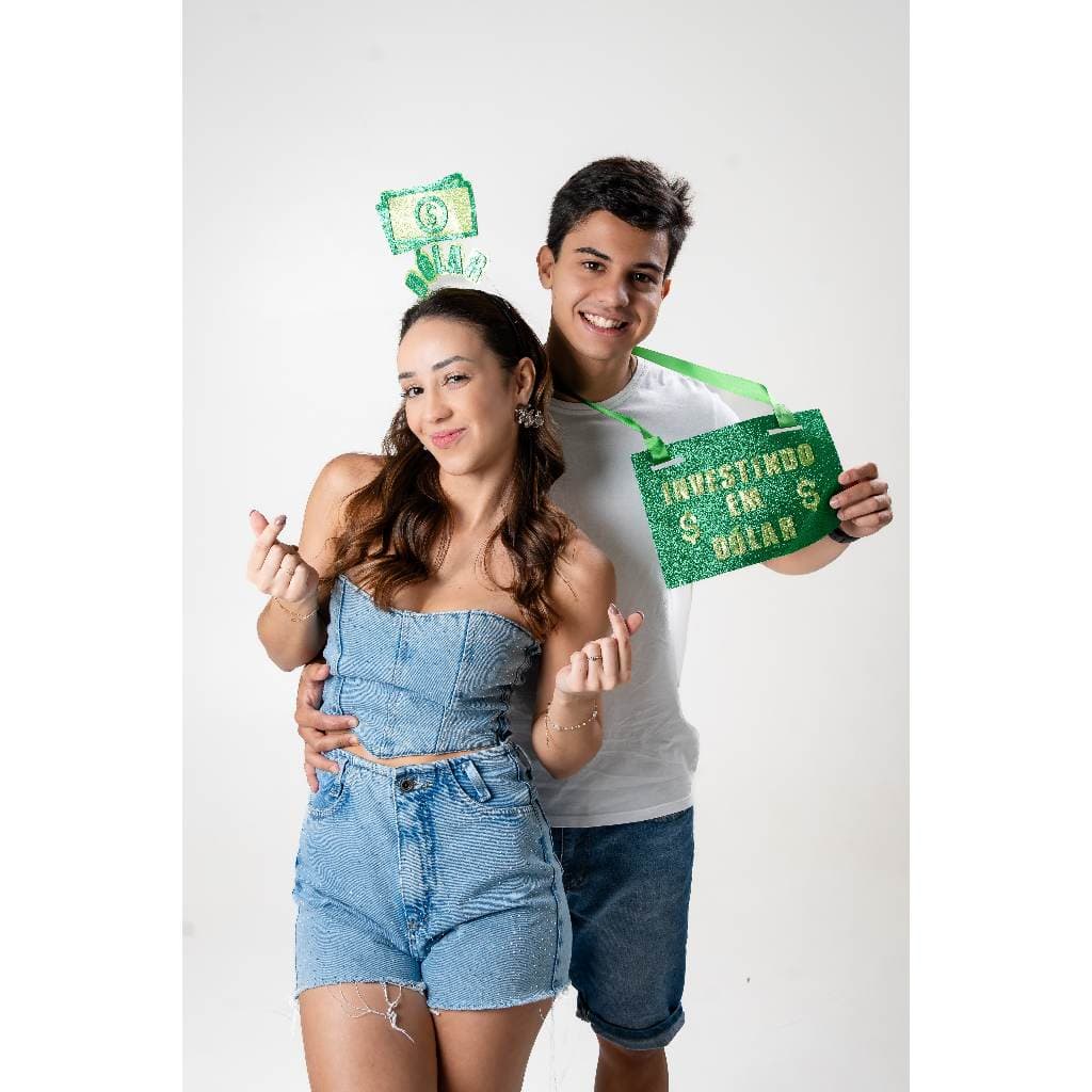 Tiara e plaquinha carnaval casal investindo em dólar