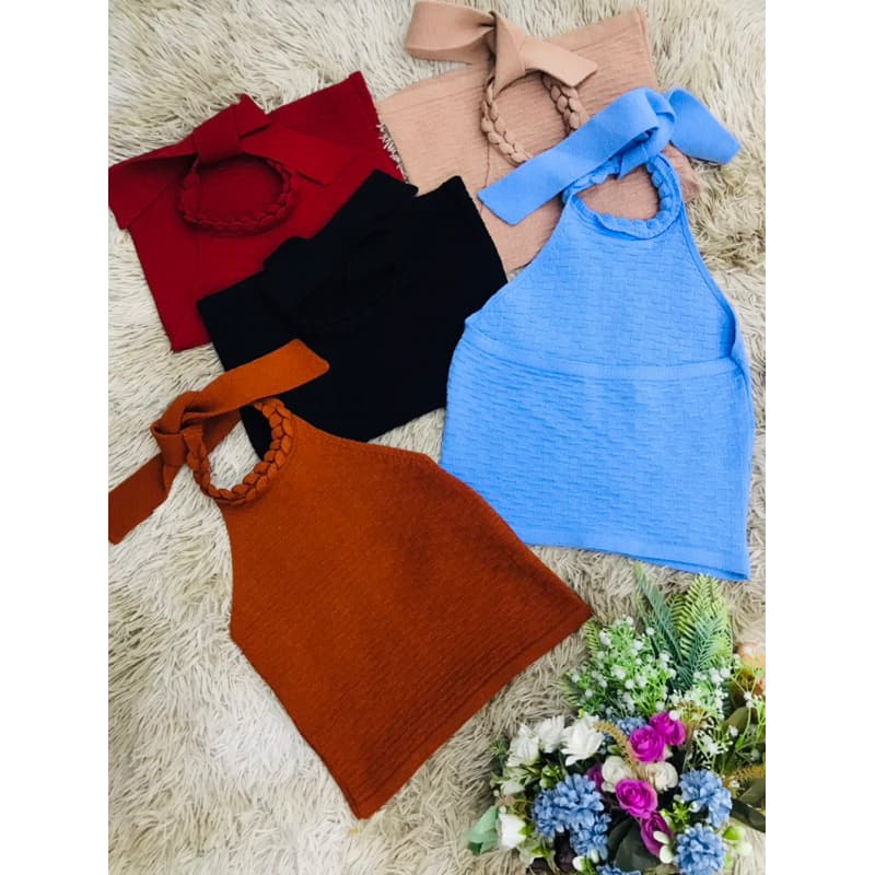 Blusa Costa Nua com Laço Trançado no Pescoço de tricô