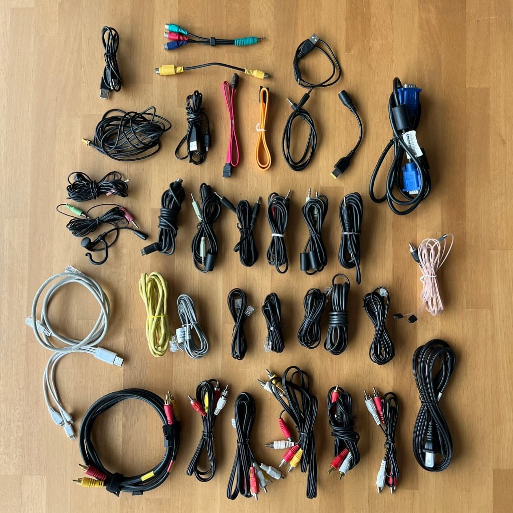 Kit com 34 cabos diversos (CPU, TI, Telefonia, Internet, Áudio, Vídeo, Conectores, Cabo VGA, etc.) + 2 Microfones