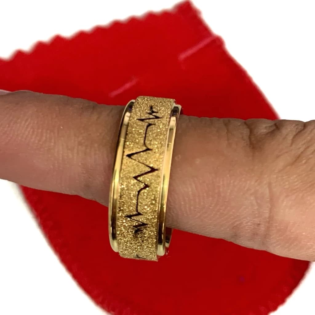 Aliança Dourada Diamantada Com Batimentos Cardíacos 8mm Anel Aço Inoxidável Cirurgico Antialergico