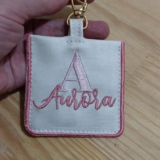 kit 2 Chaveiros personalizado TAG sintético letra e nome bordado para mala maternidade, bolsas.