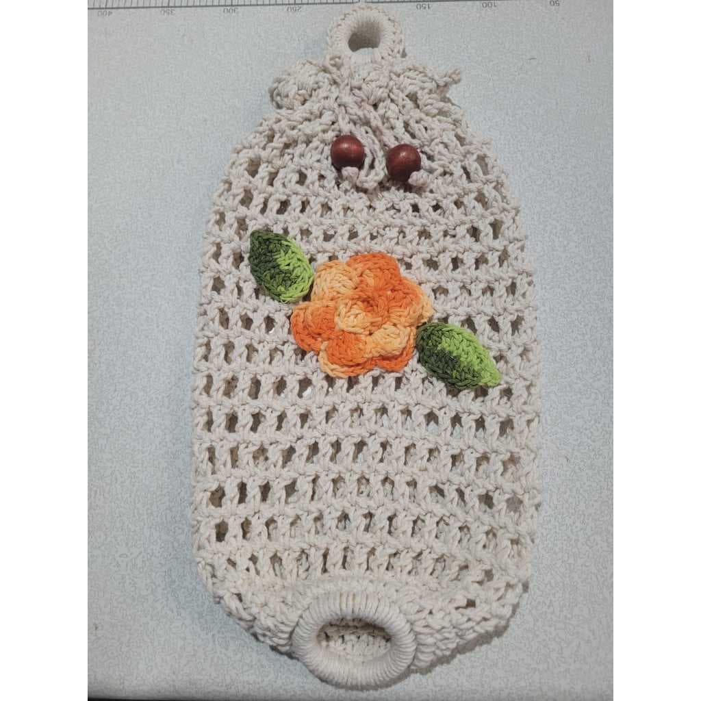 Puxa Saco Bordado em Tricot Artesanal, Porta Sacolas Plásticas. 20 x 45 cm.