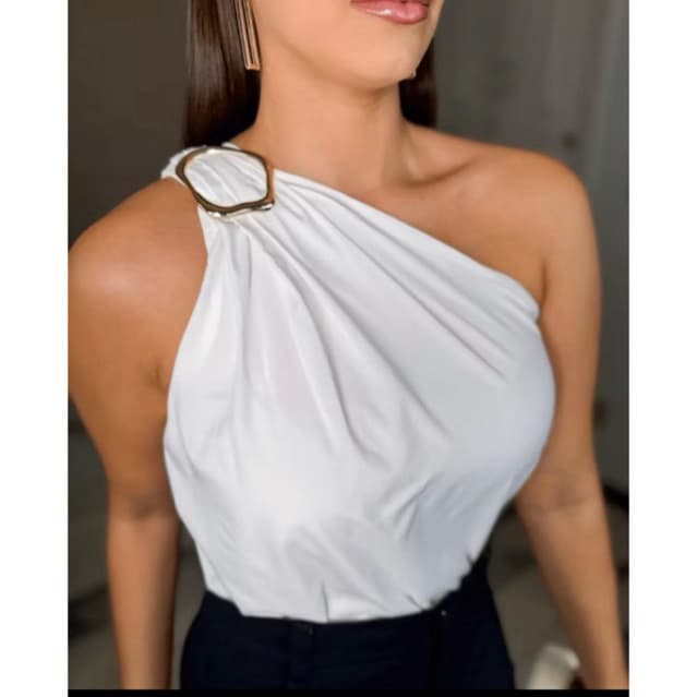 Blusa Feminina Crepe Duna Premium Decote de Um Obro Só Mula Manca Com Fivela Elegante Tendência Verão