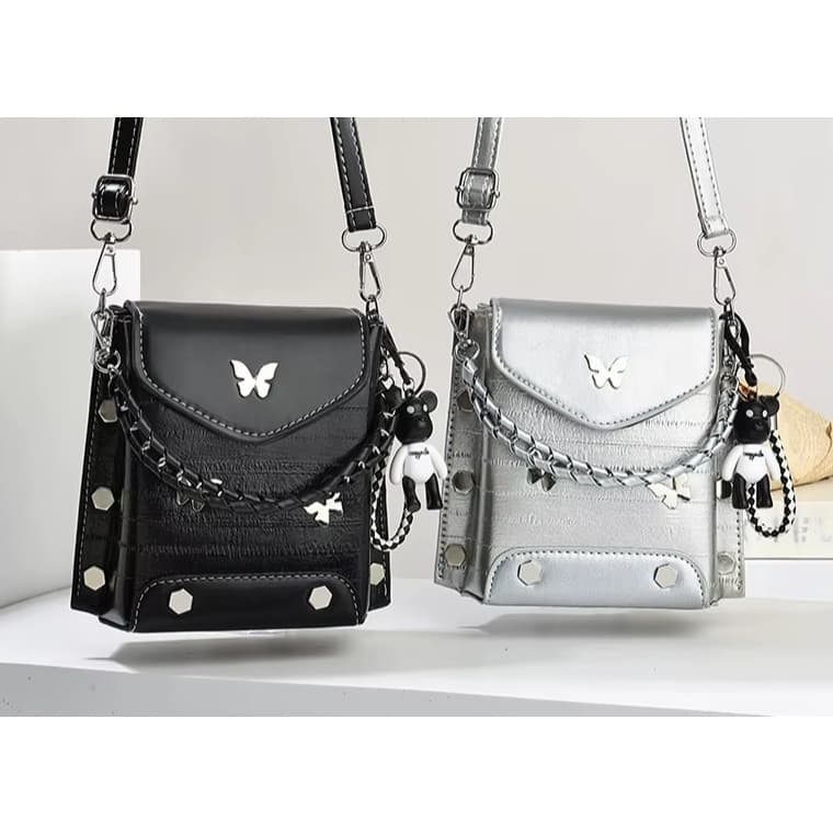 Bolsa Feminina Transversal com Chaveiro e Detalhe  Borboleta