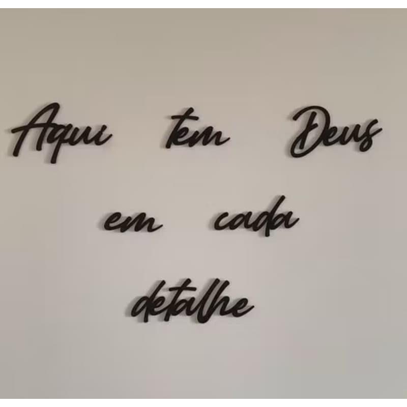 Frase Decorativa Aqui tem Deus em cada Detalhe feito em MDF Preto de 3mm