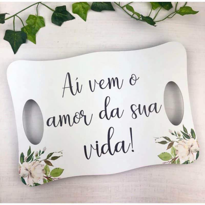 Placa Decorativa Casamento Entrada dos Noivos Pajem Suporte Ai vem o amor da sua vida!