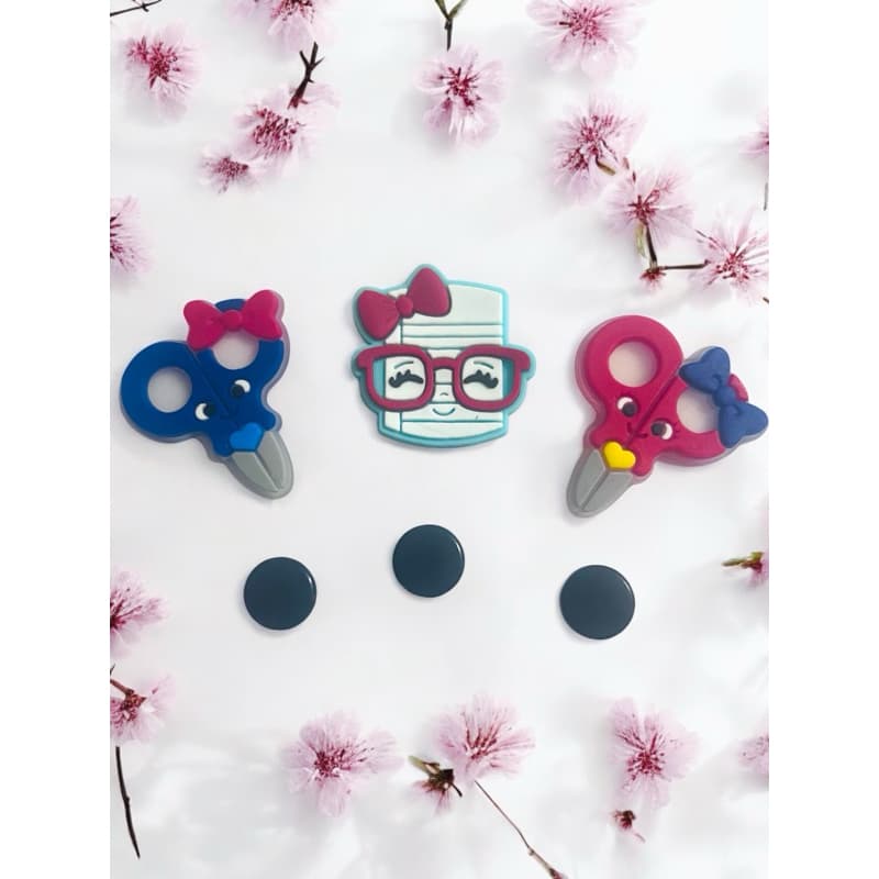 Kit Charm Pin Babuche Fofo Volta as Aulas Tesourinha Vermelha Azul 4und