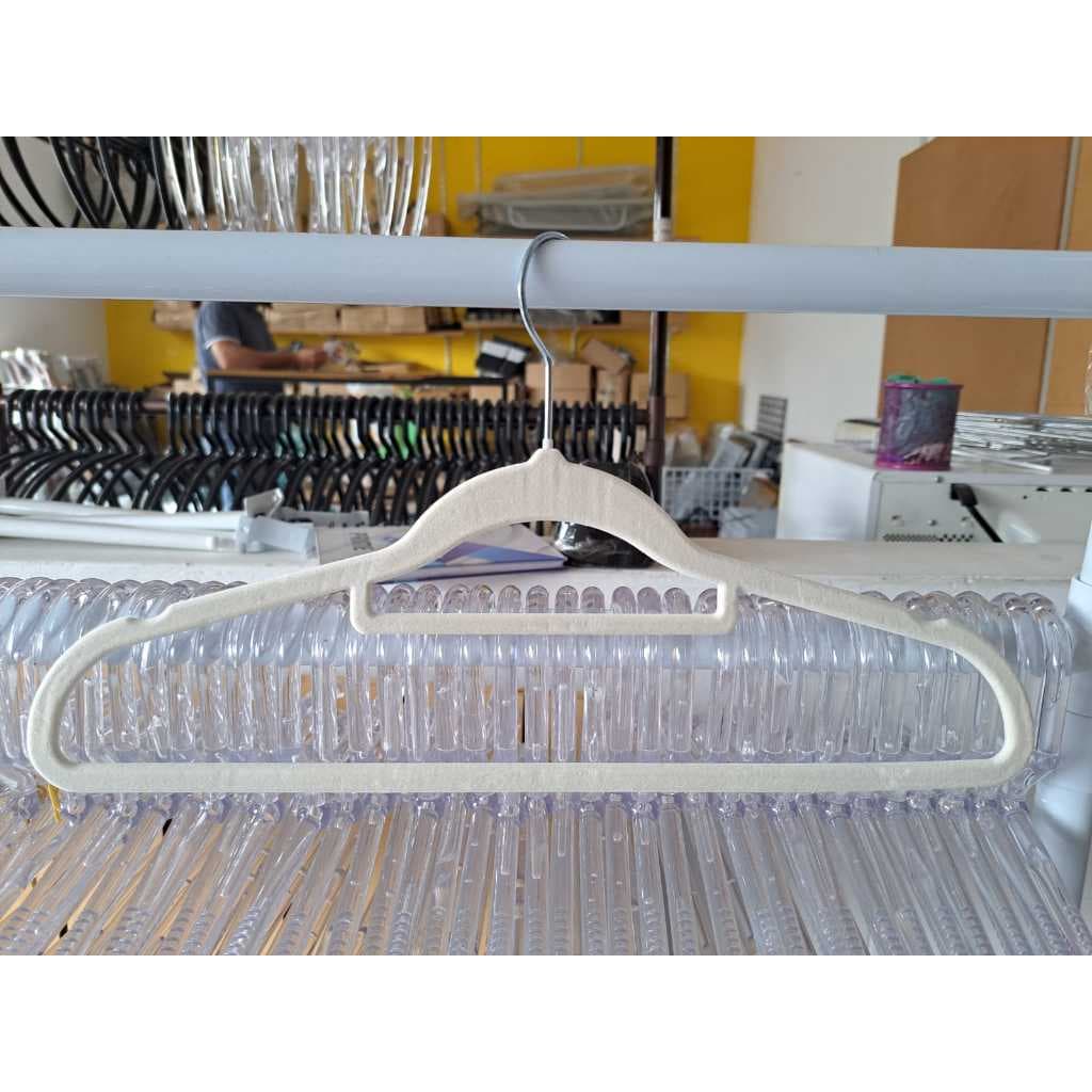 Cabide Organizador Luxo em Veludo CREME Adulto com Gravateiro