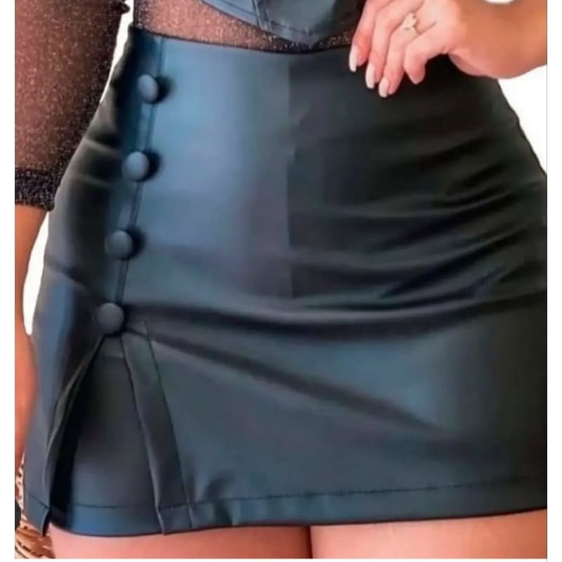 Short saia de couro preto, detalhe com botões