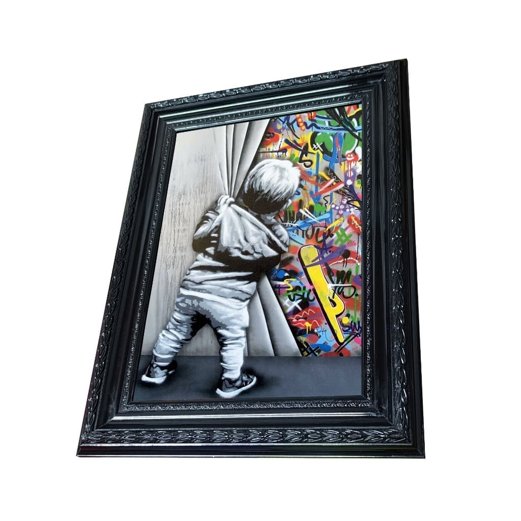 Quadro Menino Cortina Grafite Moldura Trabalhada Preta em Madeira