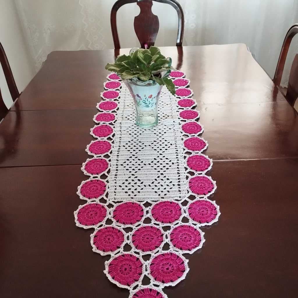 Caminho de Mesa em Crochê Artesanal, em Linha de 1,70 cm. Duas Cores