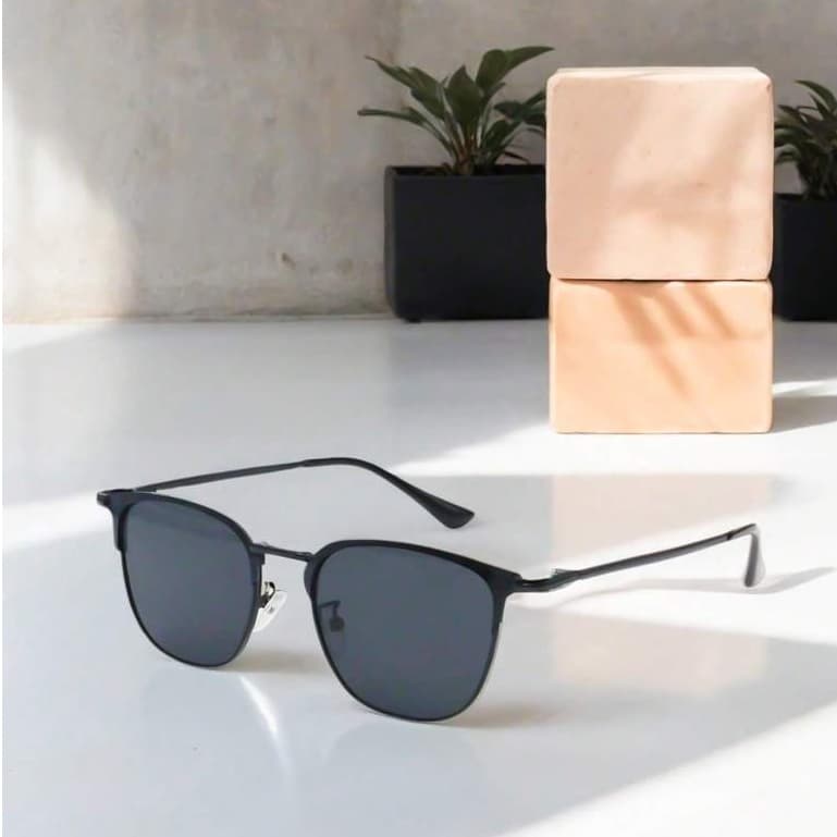 Óculos de sol unissex com armação metálica quadrada e lentes em degradê, ideal para proteção solar no verão.