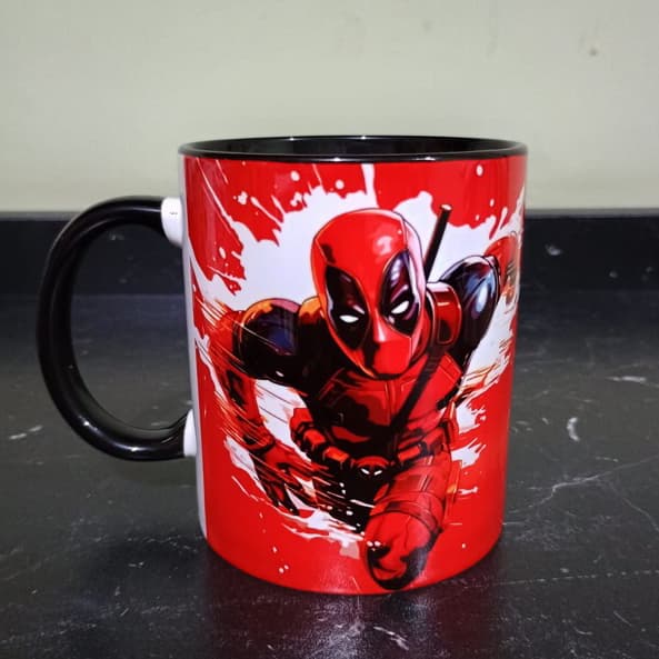 Caneca Deadpool Interior e Alça Preta - Porcelana