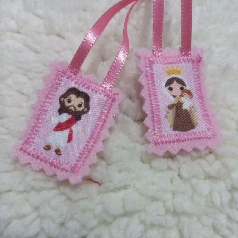 Escapulario Infantil cor Rosa Nossa Senhora do Carmo. 2x3 rosa.