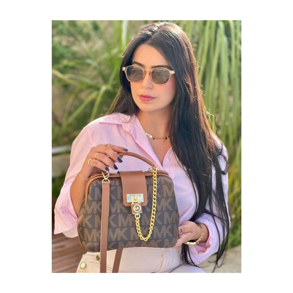 Bolsa Feminina Bauzinho  elegante sofisticada super tendência, confeccionada em corino. Primeira Linha