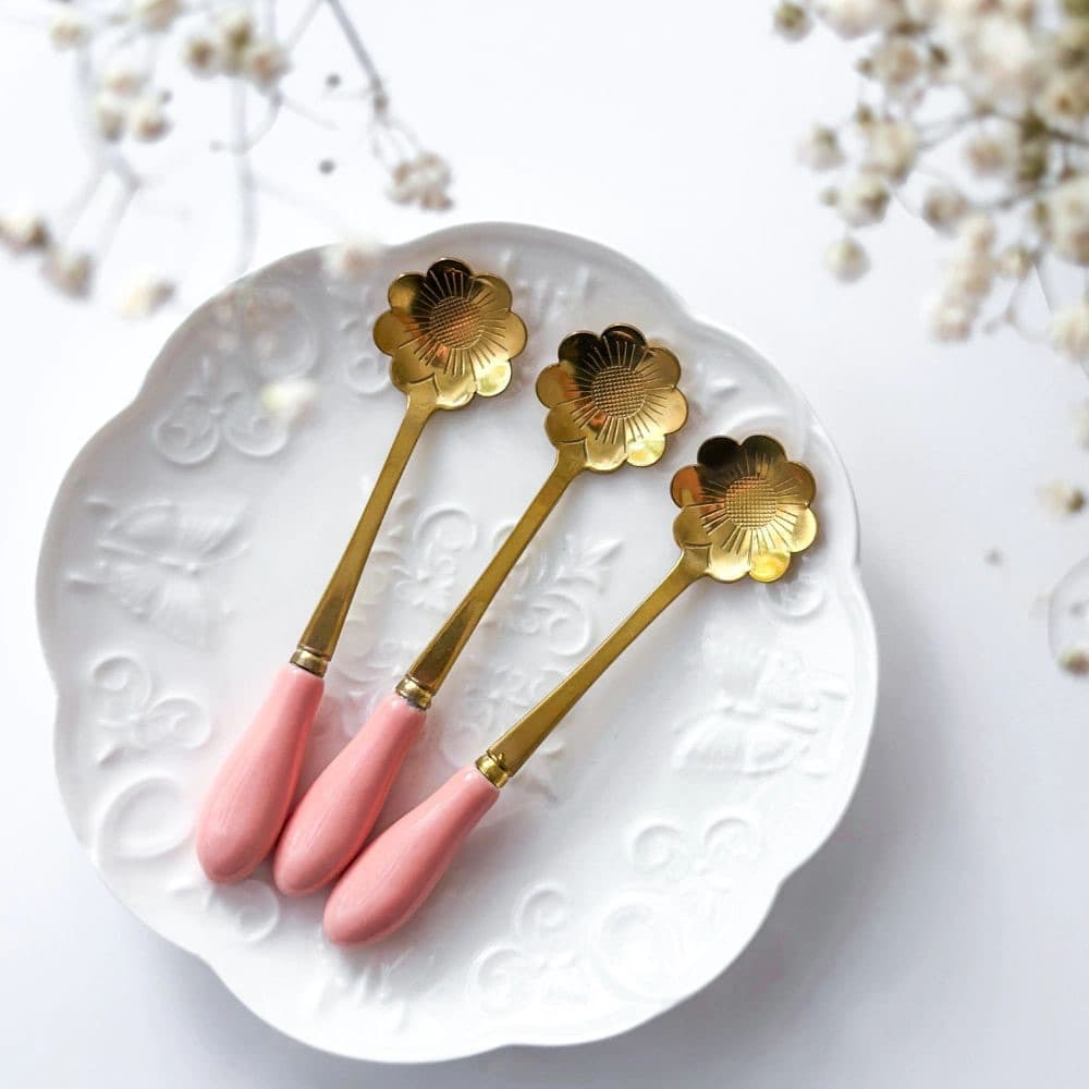 Conjunto 6 Colheres Luxo de Chá Formato Florzinha Dourado com Cabo de Porcelana Rosa